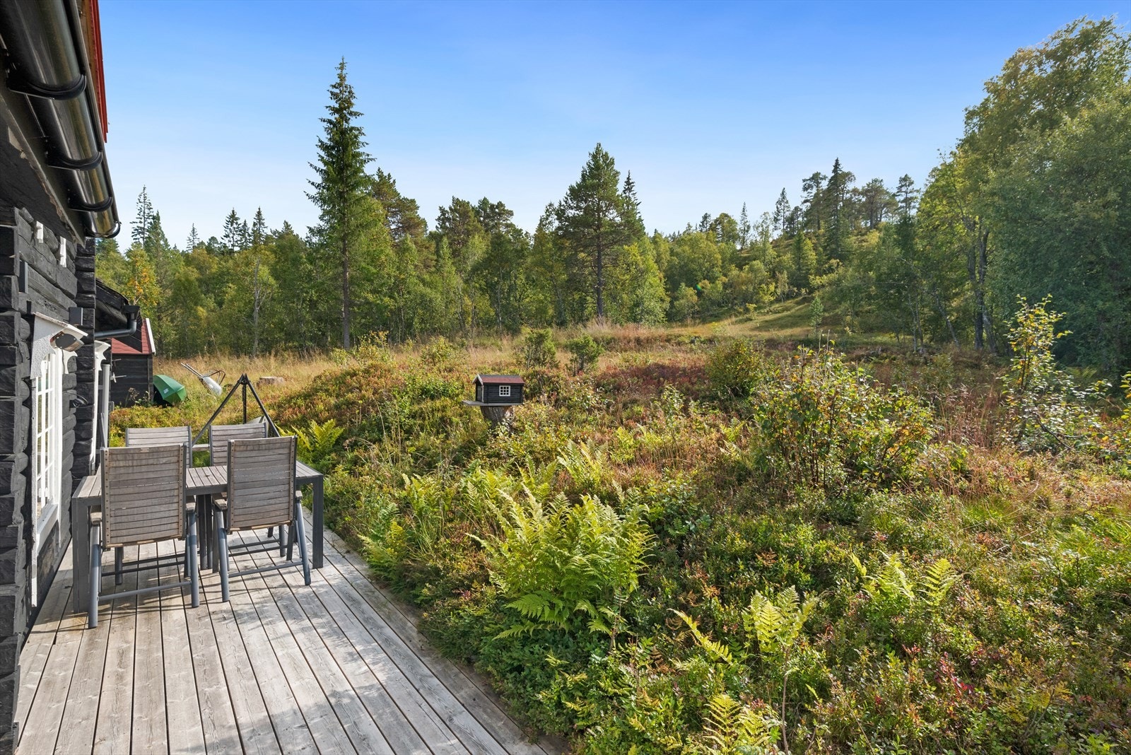 Det er flere uteplasser på eiendommen. Galleribilde