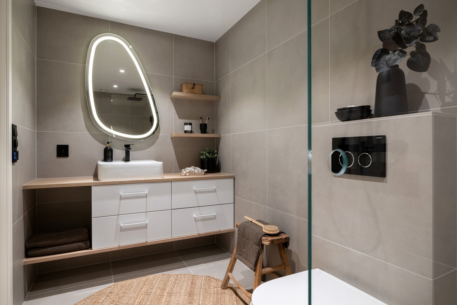 Badet ble bygget nytt i 2026 og byr på et gjennomført uttrykk med moderne flisvalg, vegghengt toalett og stilren baderomsinnredning. Galleribilde