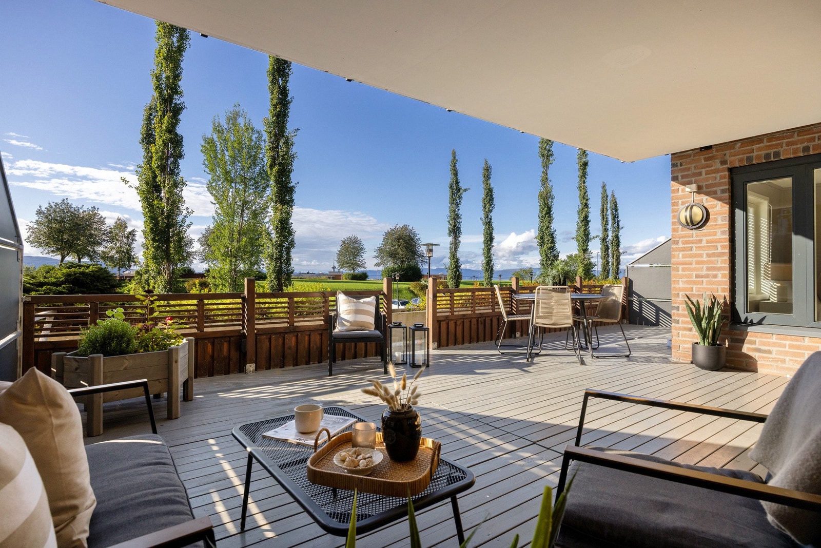 Stor terrasse med svært gode solforhold og god plass til flere sittegrupper. Her kan lange sommerdager nytes med flott utsyn mot nærområdet. Galleribilde
