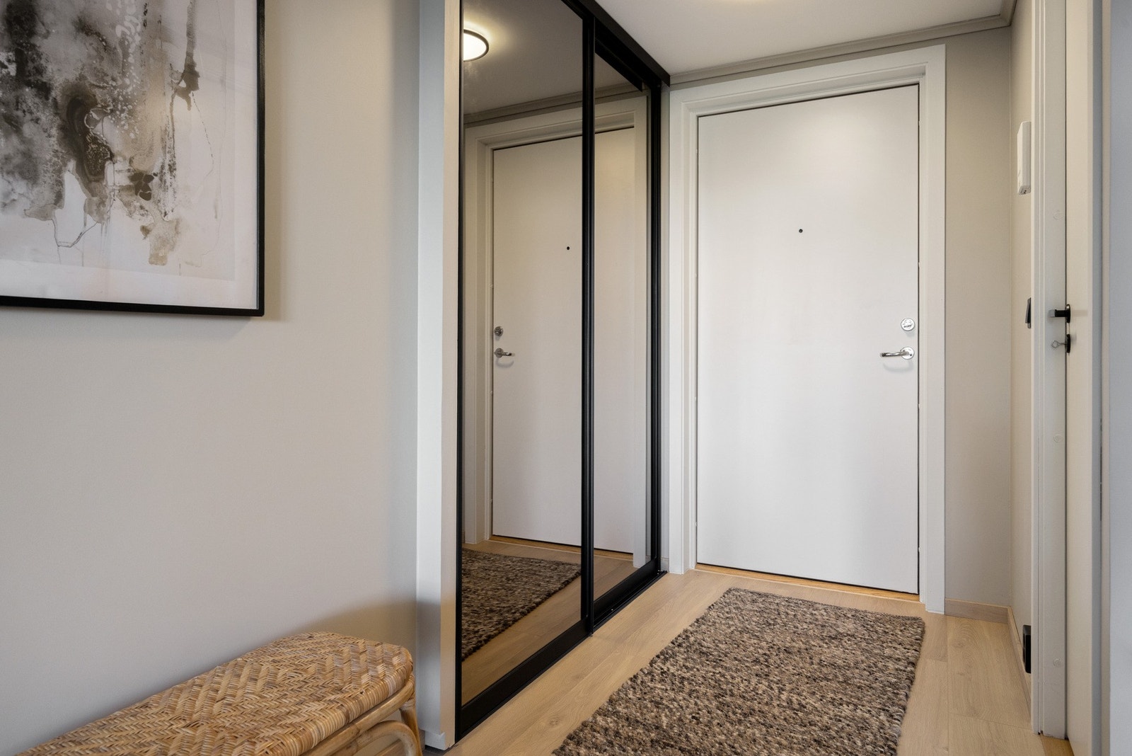 Velkommen inn i Bergheimsvegen 32! En innbydende entré med delikate fargetoner og praktisk skyvedørsgarderobe. Galleribilde