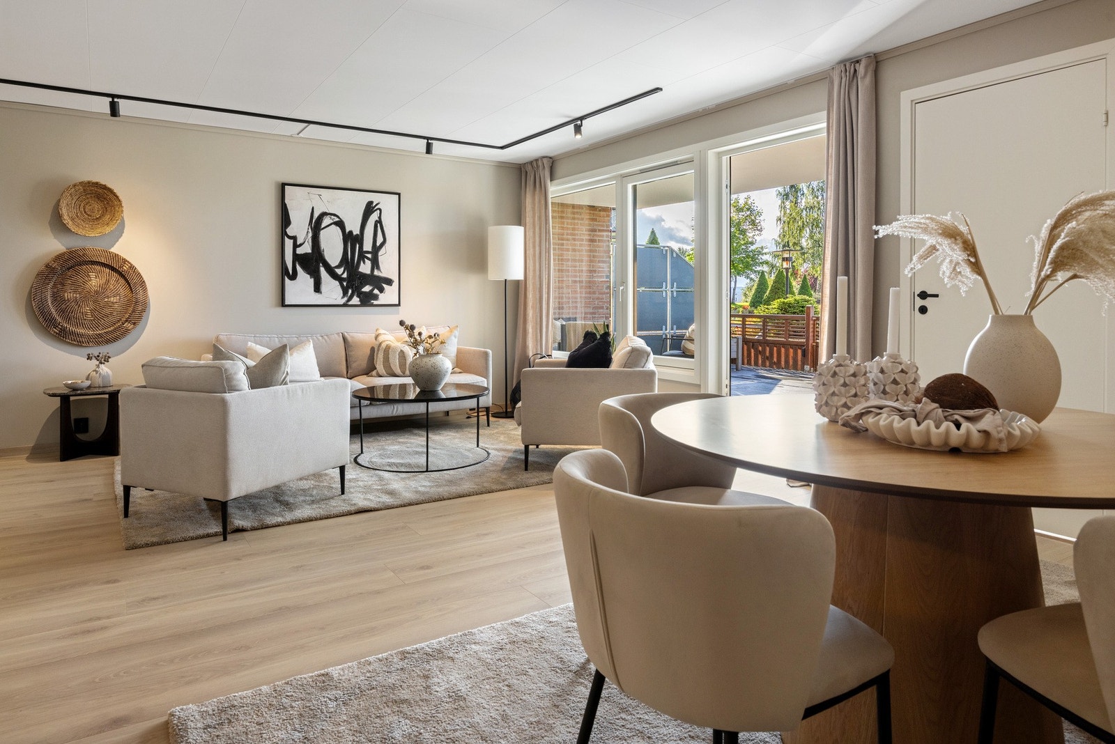 Den åpne løsningen gir god plass til både sofagruppe og spisebord, med en fin sammenheng mellom oppholdsarealene. Galleribilde