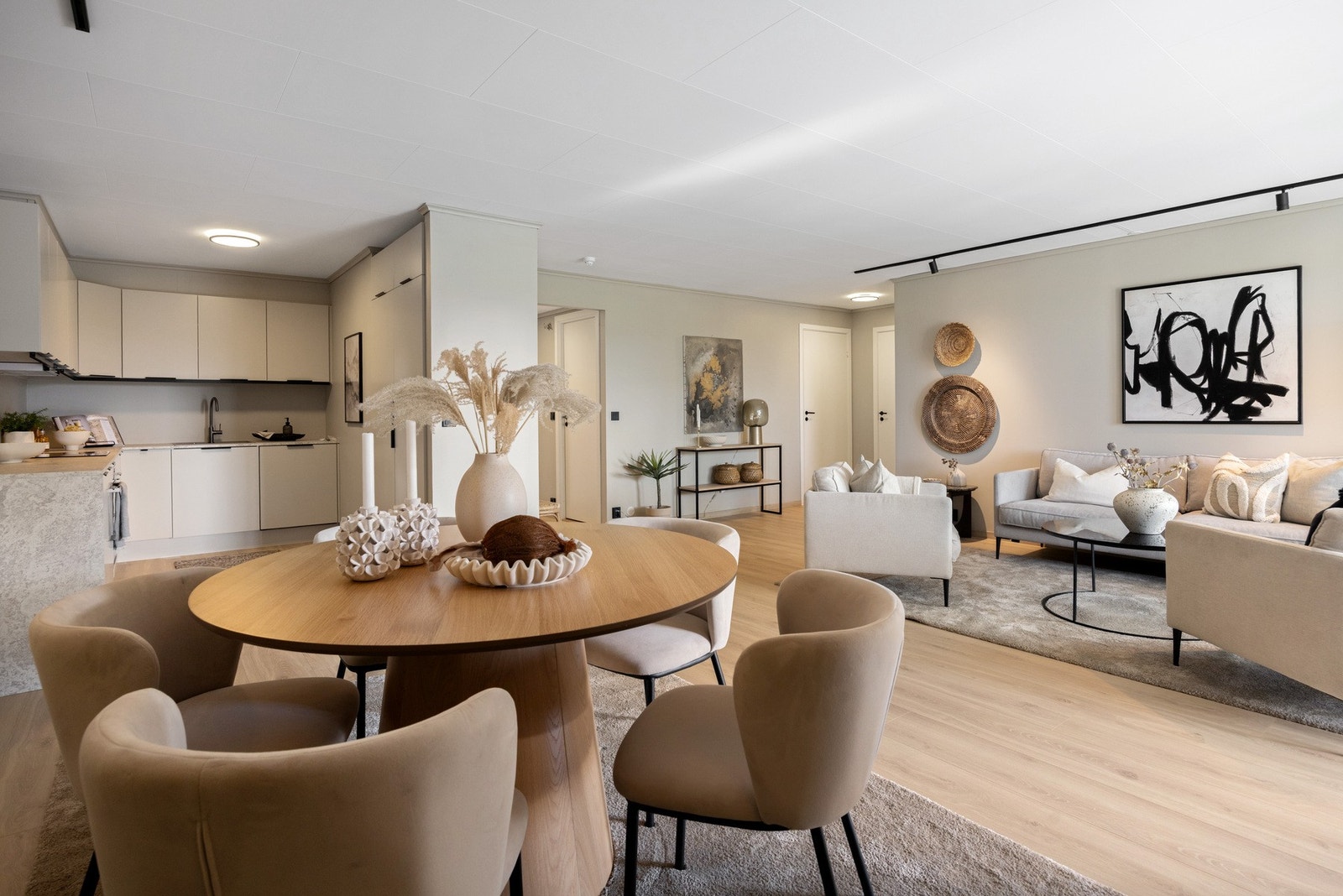 Her er det god plass til en stor spisegruppe - perfekt for både hverdagsmåltider og større middagsselskaper. Galleribilde
