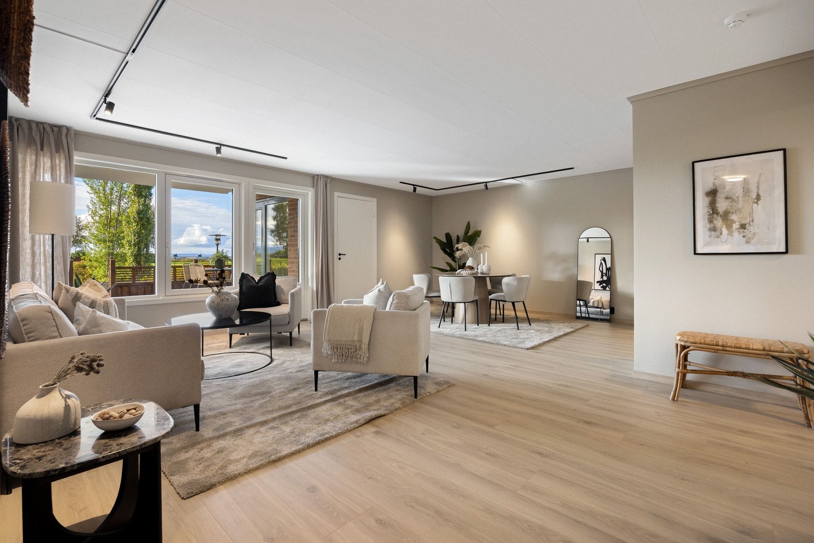 Den generøse stuen gir stor frihet til møblering, med god plass til flere sittegrupper og en egen, naturlig spiseplass. Galleribilde