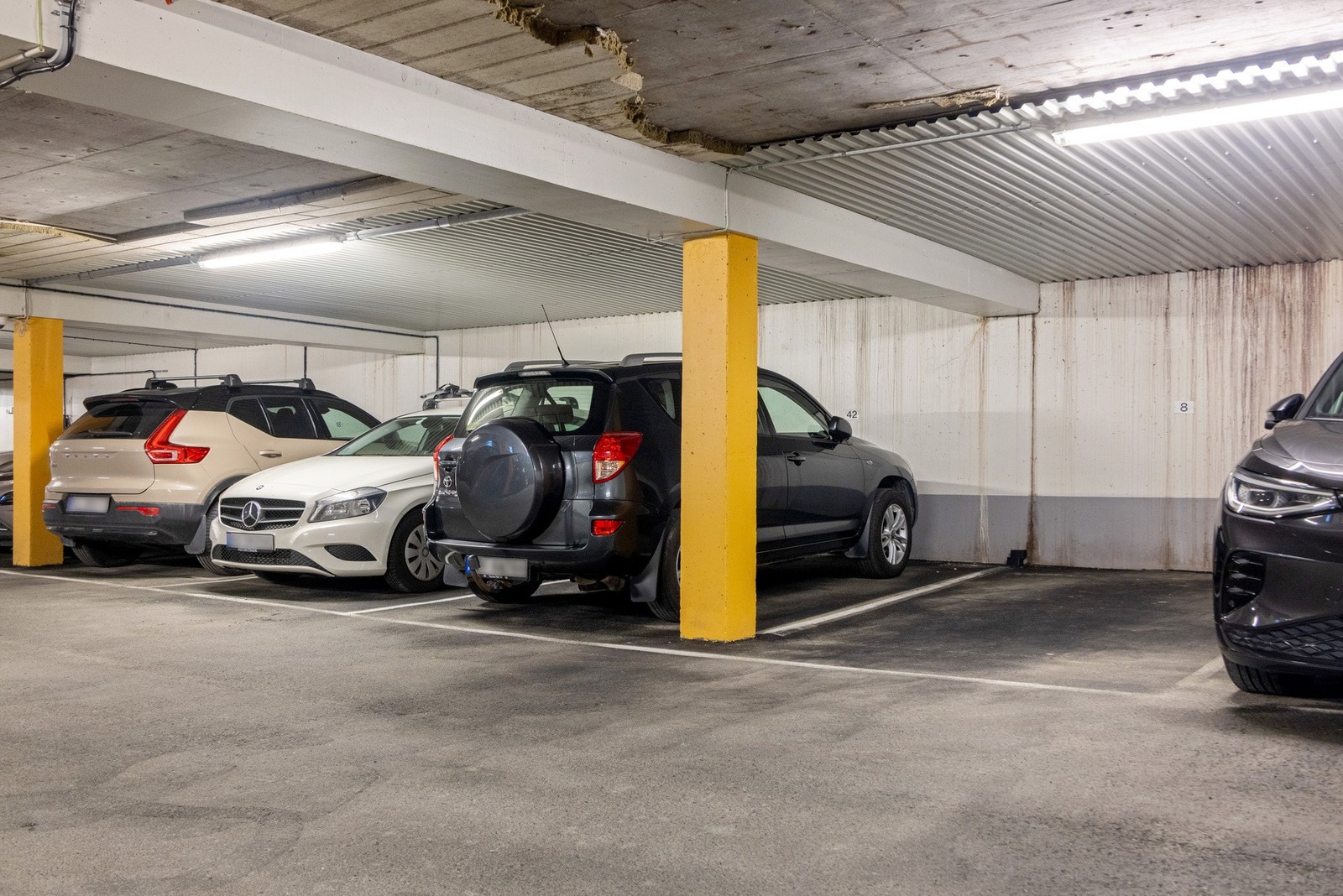 Seksjonen disponerer en parkeringsplass med nummer 8 i felles parkeringskjeller. Galleribilde
