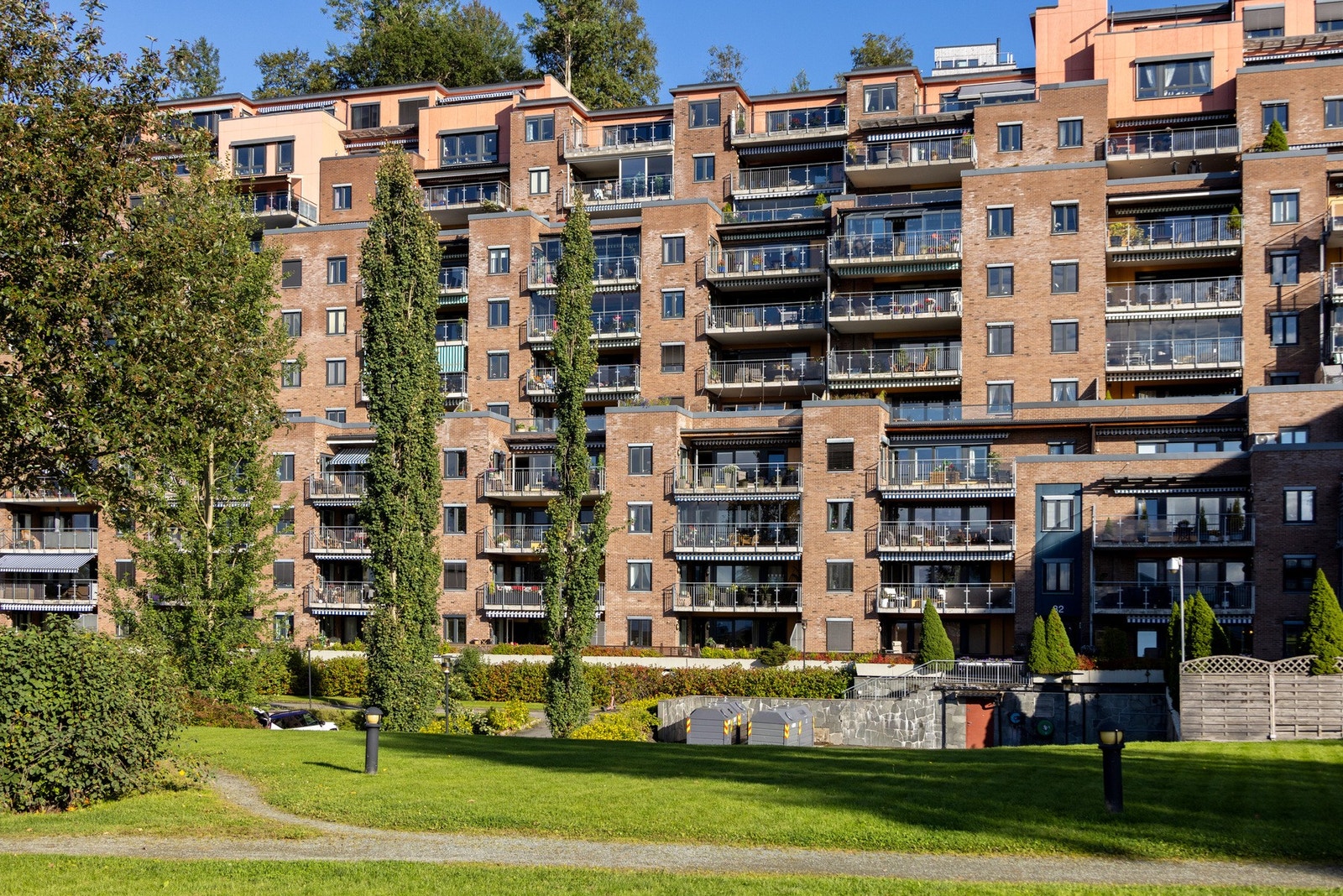 Bebyggelsen ligger flott til i et grønt og pent opparbeidet boområde, med store fellesarealer rett utenfor. Galleribilde