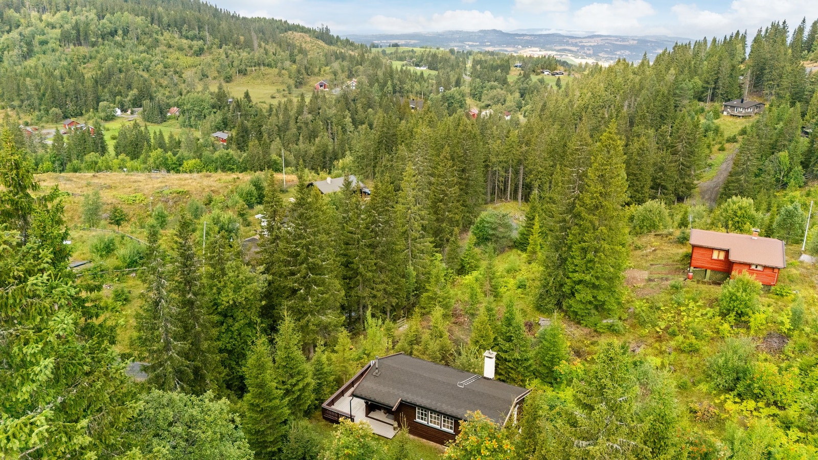 Parkering skjer ved eiendomsgrensen, og herfra er det ca. 50 meter til hytta via sti og trapper. Galleribilde