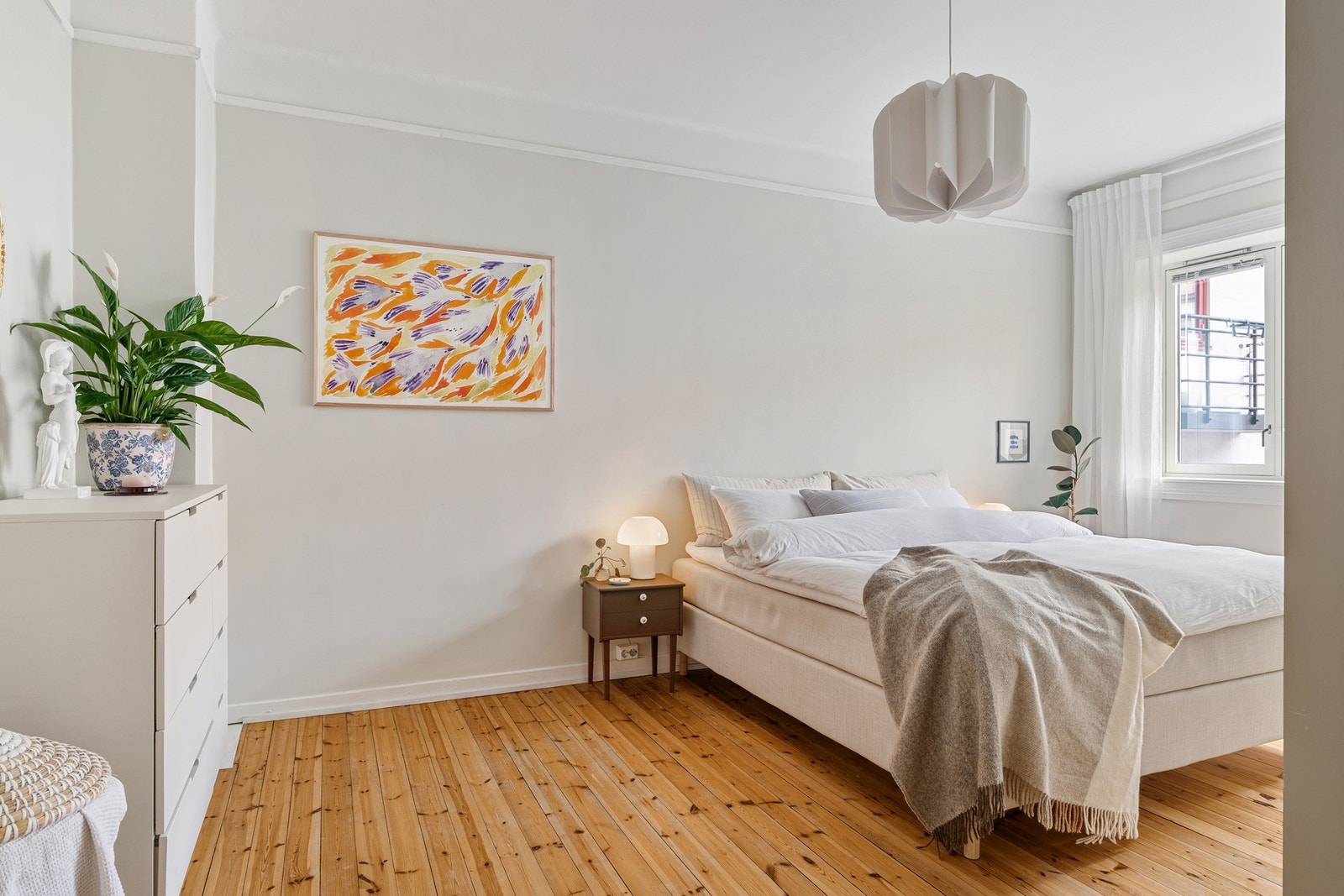 Svært romslig og innbydende soverom med plass til dobbeltseng og tilhørende nattbord. Galleribilde