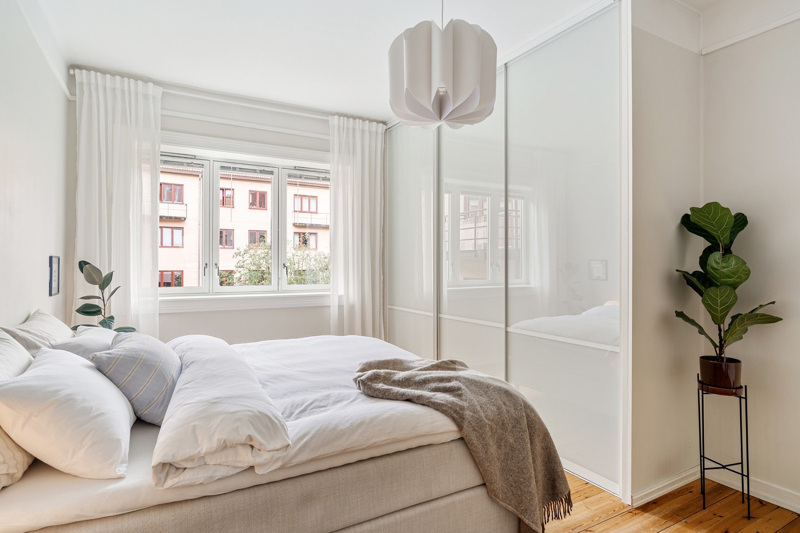 Godt med oppbevaringsplass i plassbygget garderobeskap. Galleribilde