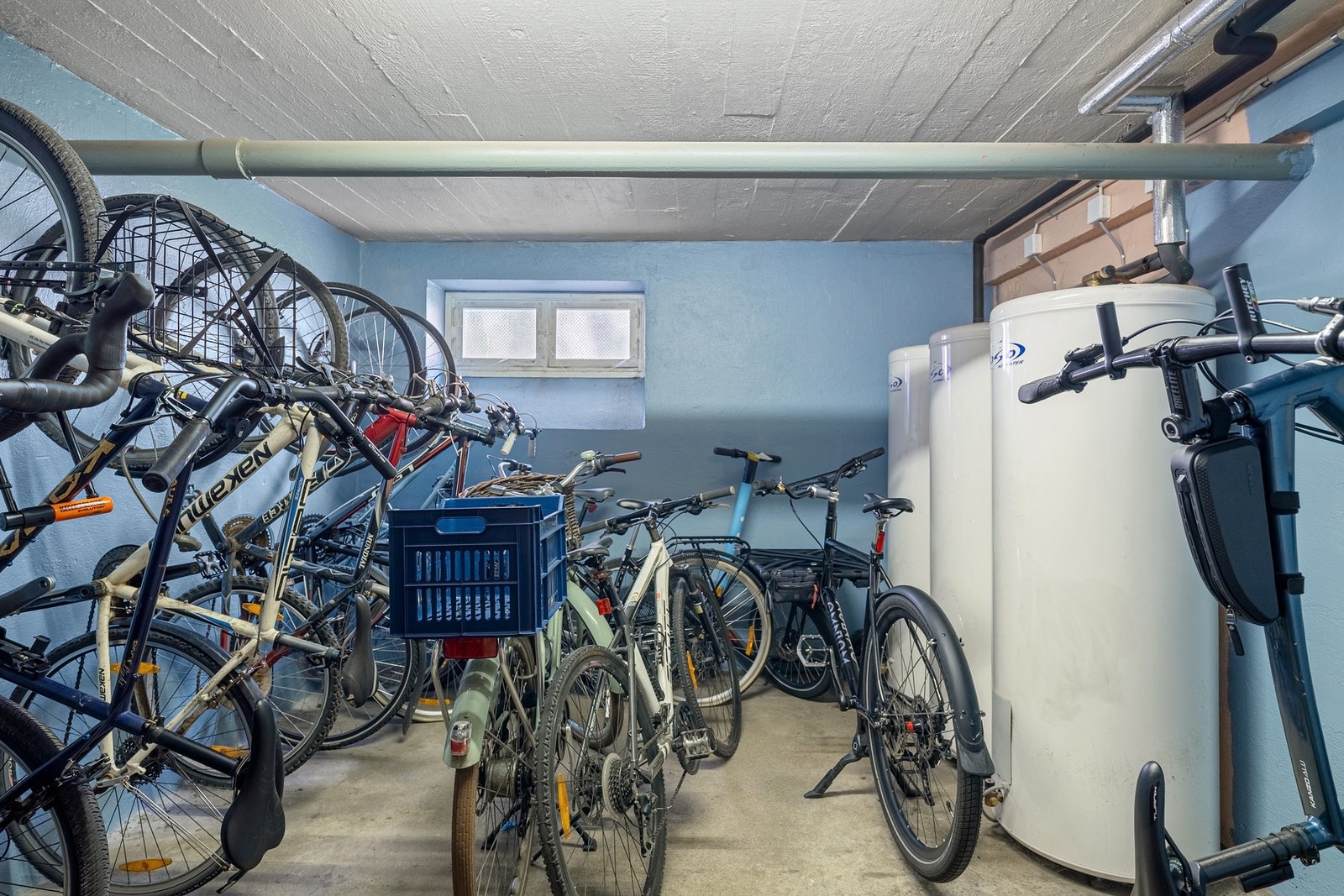 Aksjelaget har felles sykkelbod og fellesvaskeri. Galleribilde