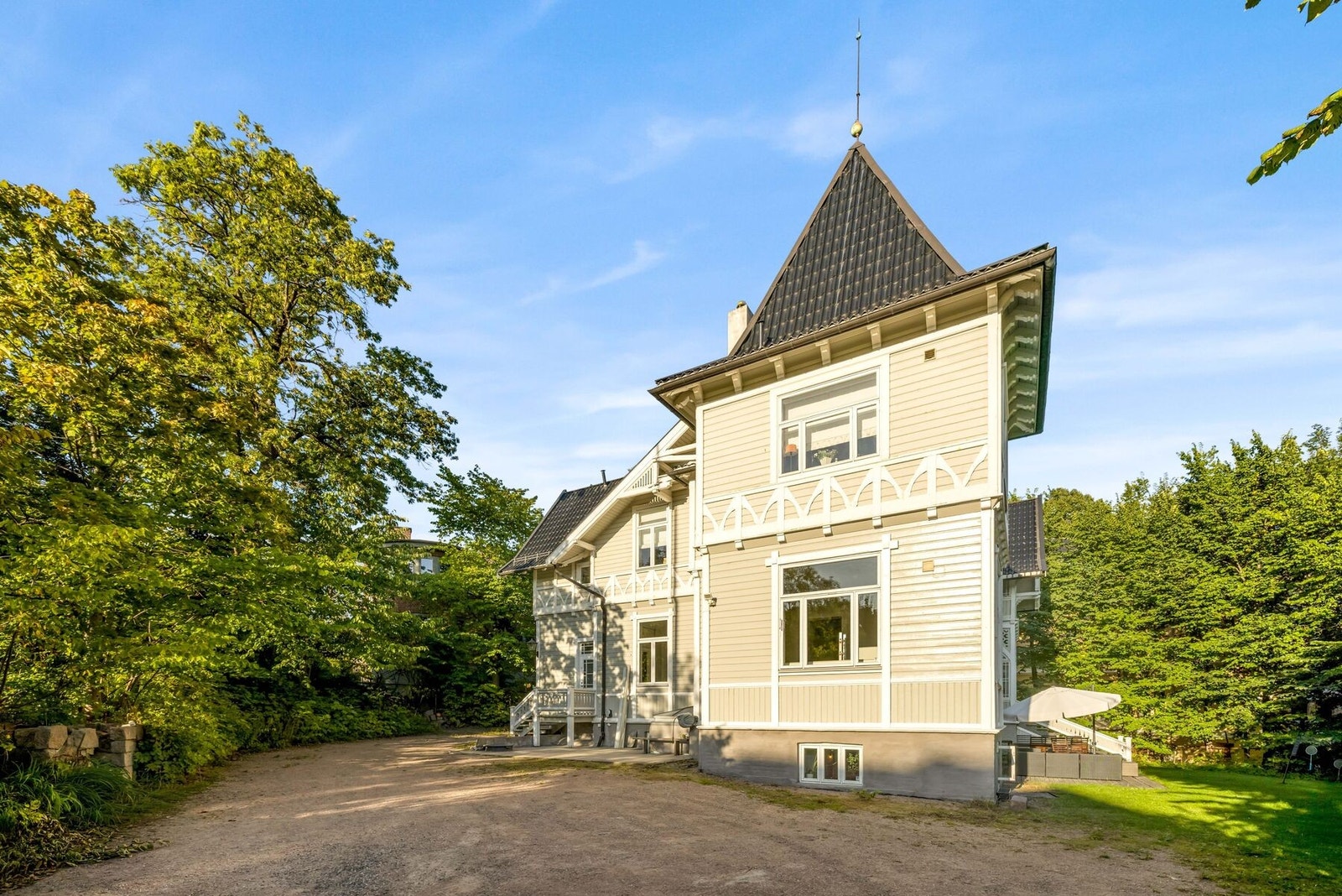Leiligheten disponerer egen parkeringsplass på gårdsplassen til eiendommen. Galleribilde
