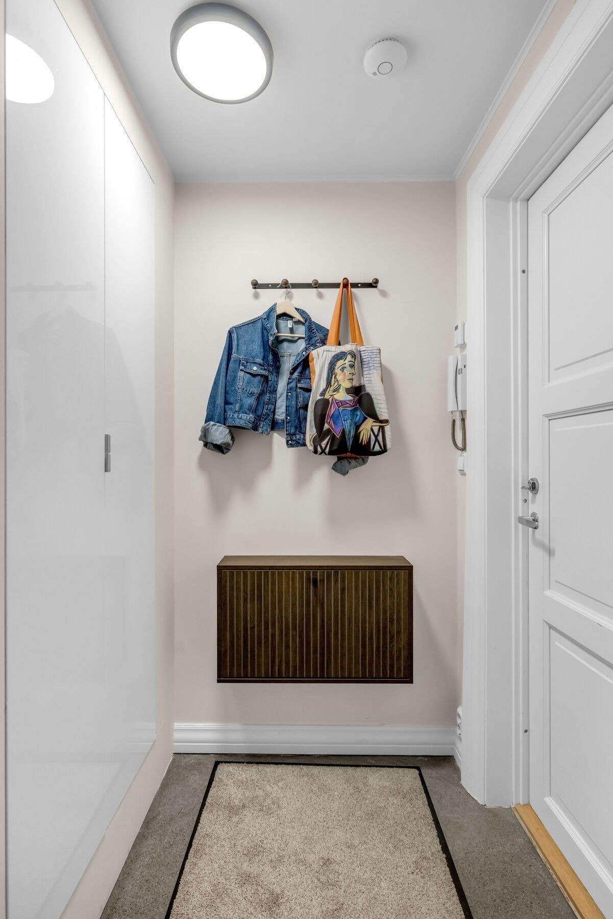er er det plass til yttertøy og sko i tilhørende plassbygget garderobe og skoskap. Galleribilde