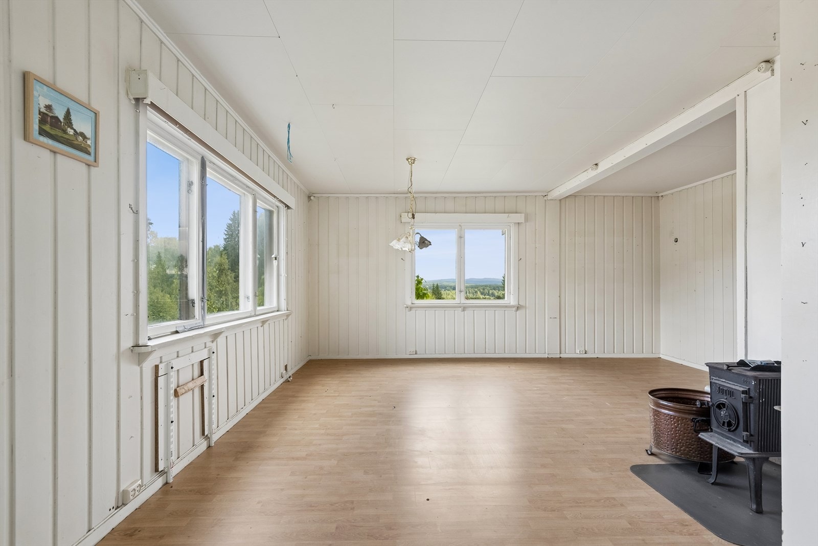 Romslig stue med åpen løsning mot spisestuedelen. Galleribilde