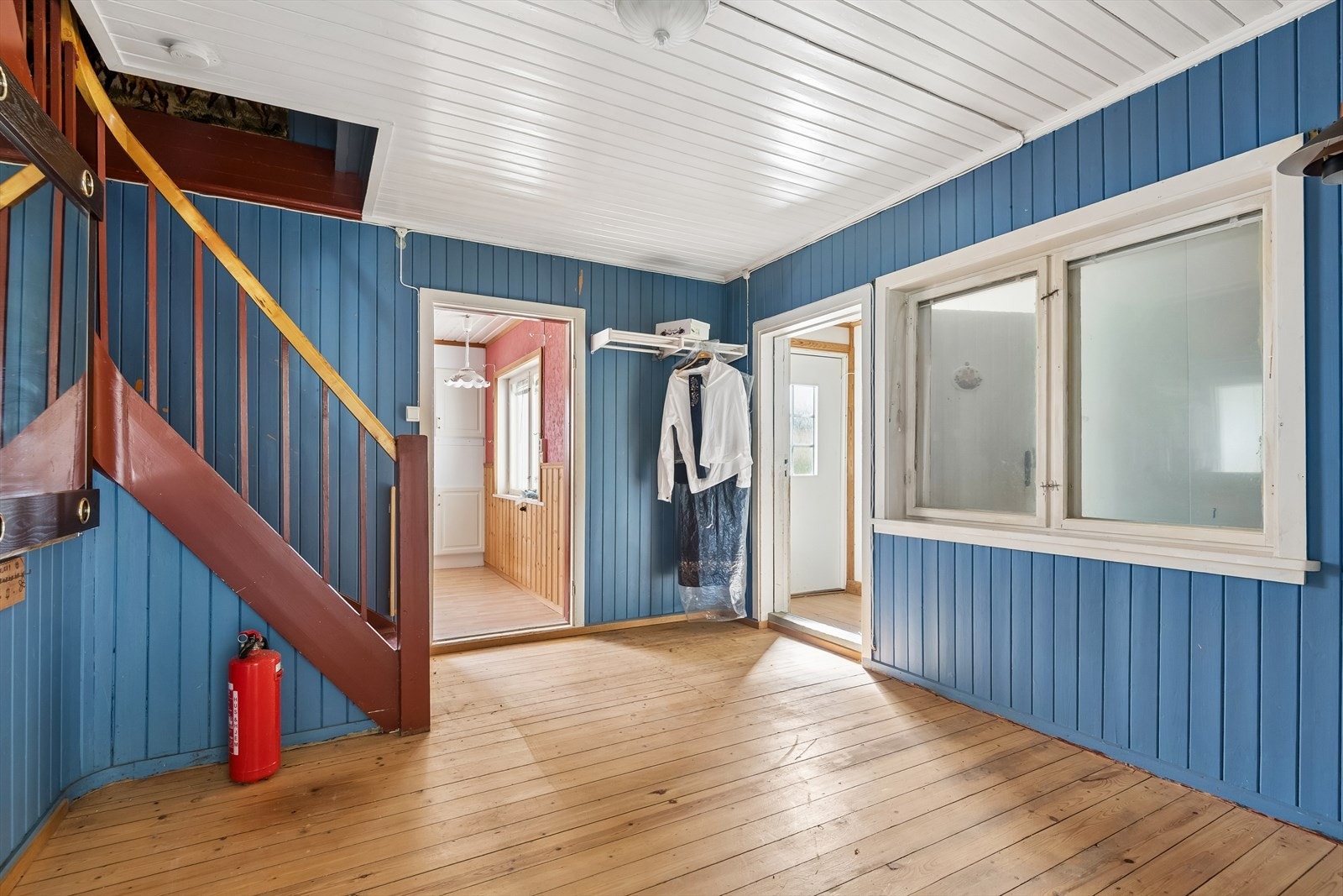 Fra den romslige hallen går trappen opp til 2.etasje. Galleribilde