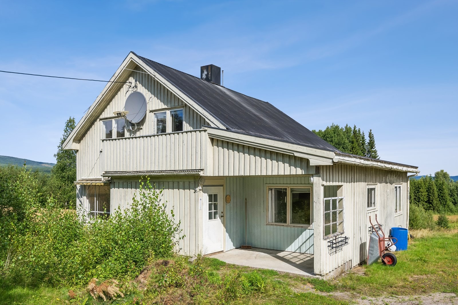 Eneboligen har behov for renovering både utendørs og innendørs. Galleribilde
