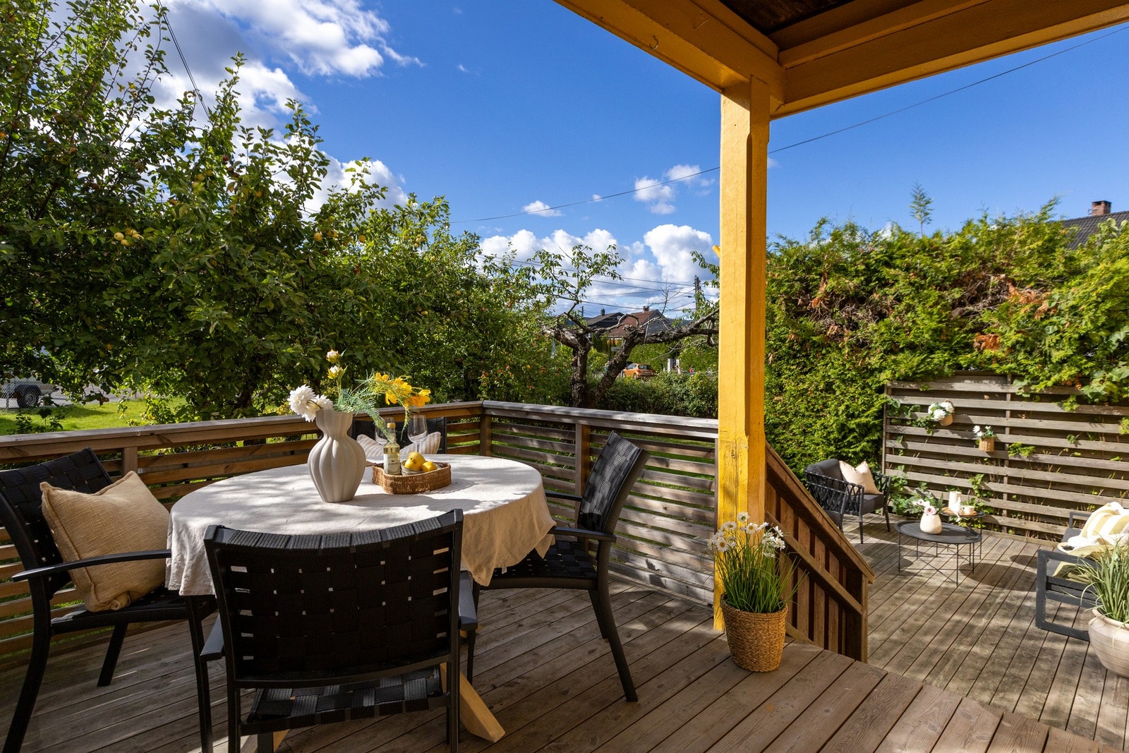 Verandaen i 1.etg er ca 35 kvm og har adkomst til hagen Galleribilde