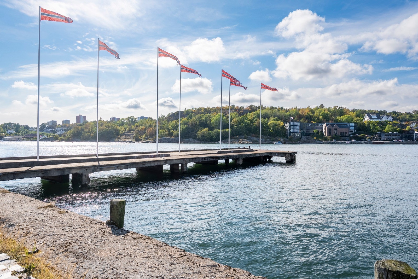 Nærhet til bryggeområde gjør det enkelt å ta imot gjester som kommer sjøveien, eller ta seg et forfriskende bad Galleribilde