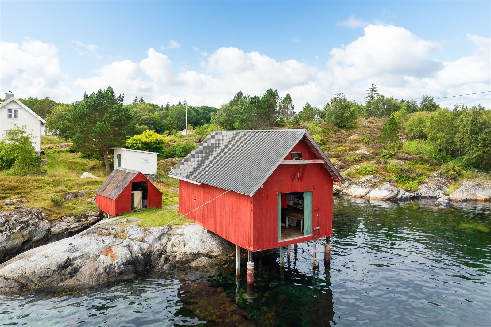 På eiendommen finner du også eget naust, perfekt for deg som ønsker enkel tilgang til båtliv, fiske og maritime opplevelser Galleribilde