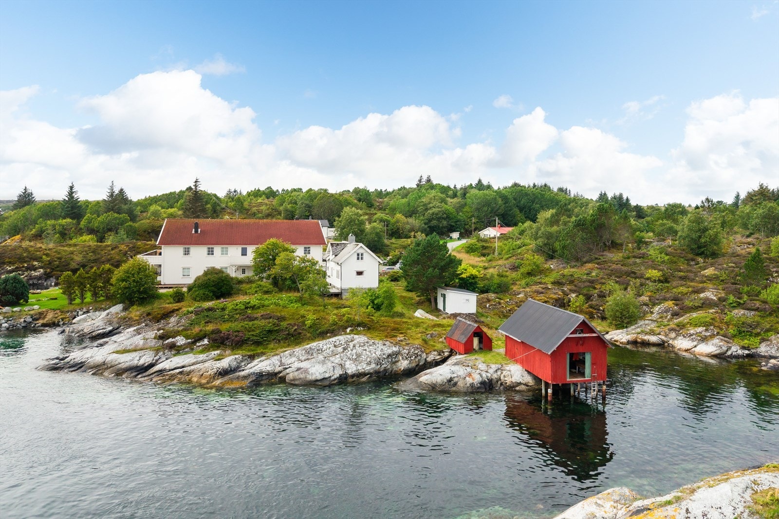 Velkommen til Jektvikveien 107 - en flott eiendom med en idyllisk beliggenhet helt i vannkanten! (Foto v/ Børge Halseth, Fotoavdelingen) Galleribilde