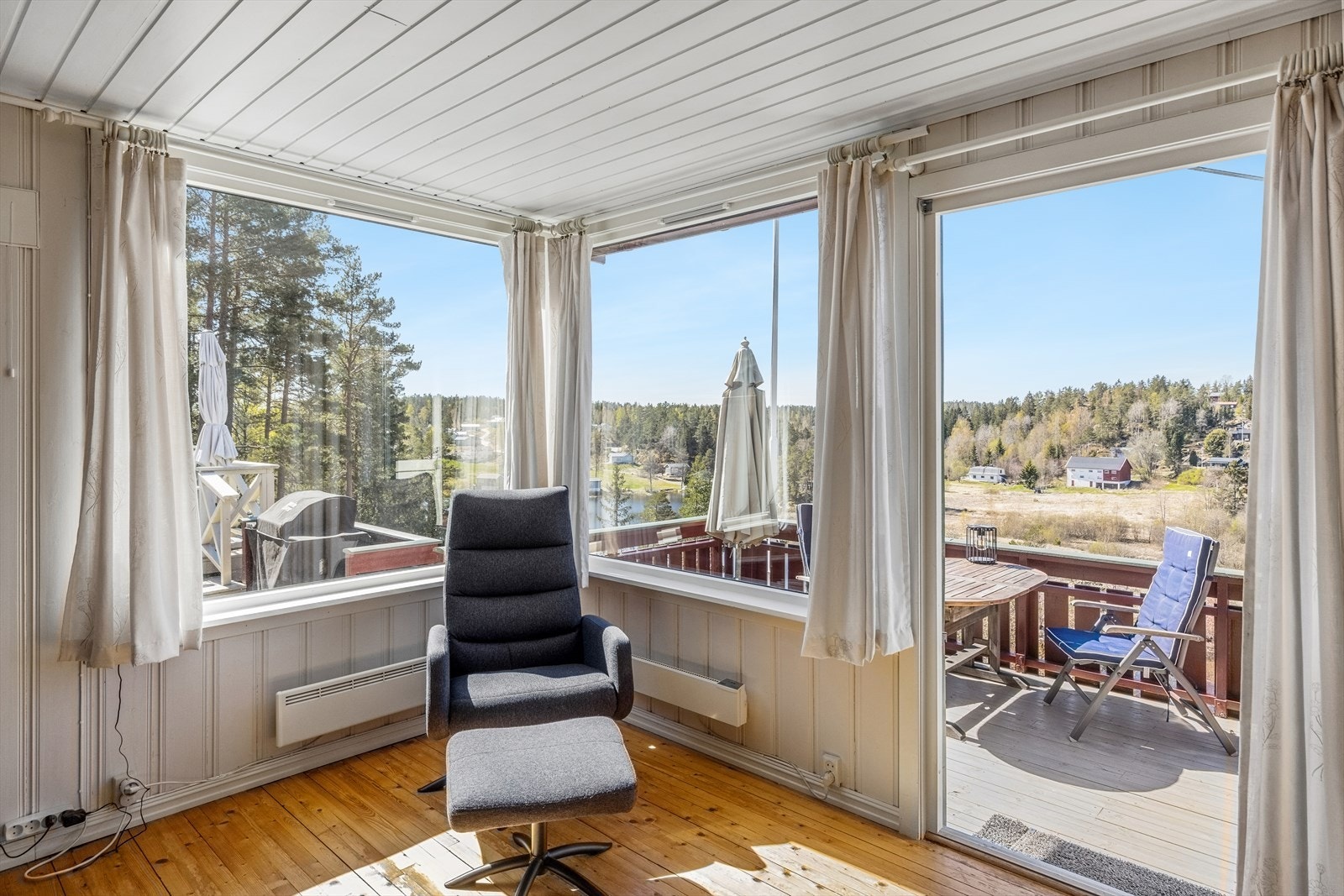 Tregulv, malt panel på vegger og i himling gir en klassisk hyttestemning. Galleribilde