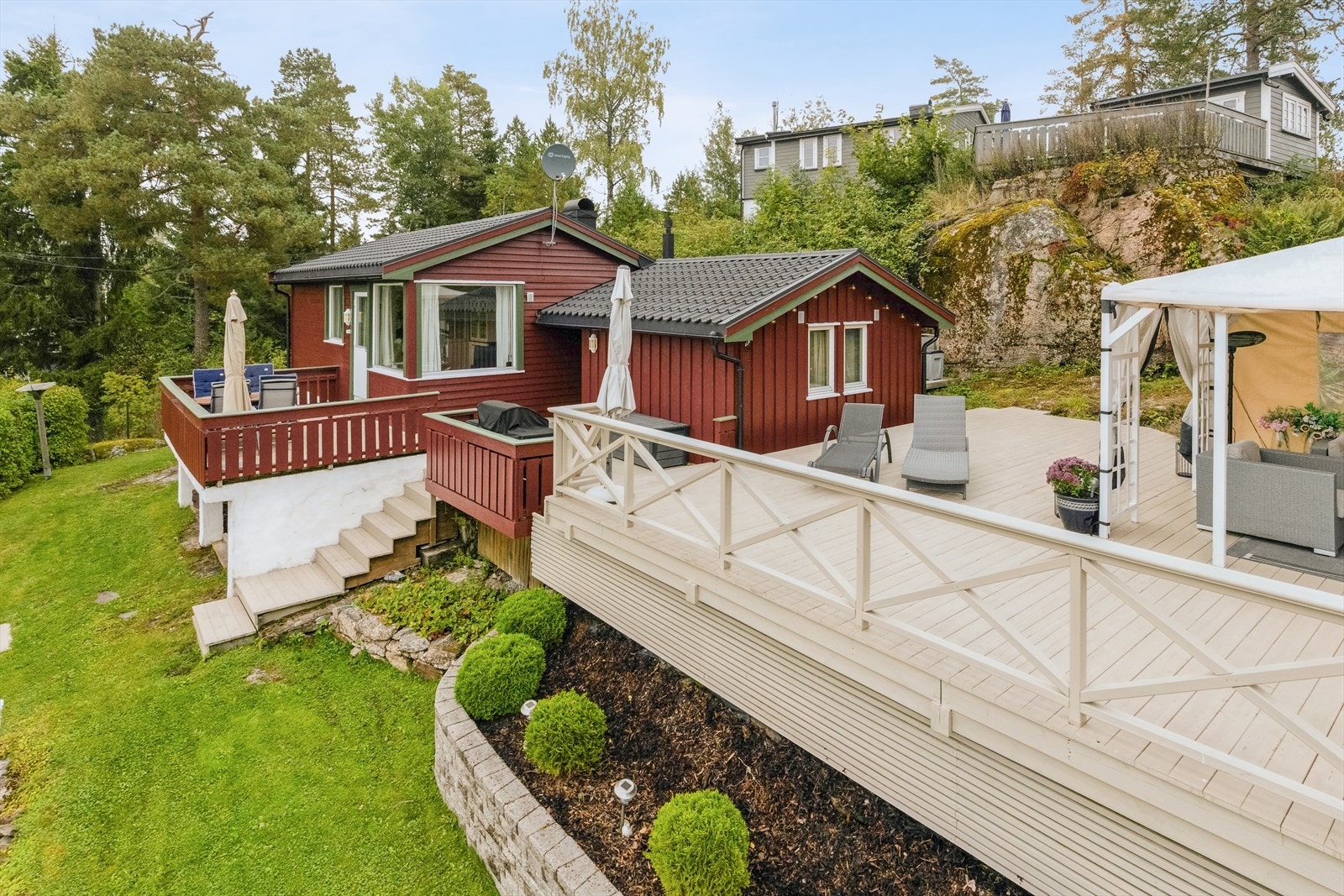Sydvestvendt terrasse i trevirke på 93 m². Galleribilde