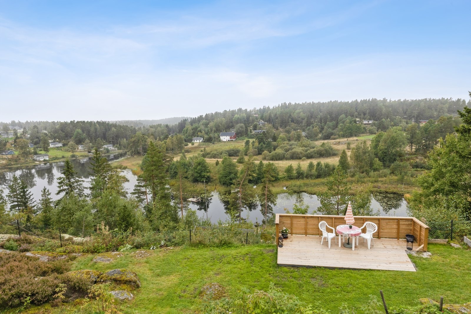 I tillegg til hovedterrassen finnes det to mindre, frittliggende terrasser på eiendommen. Galleribilde