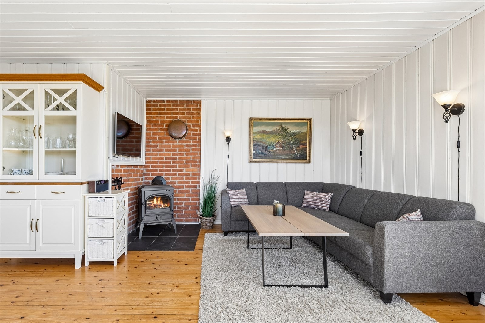 Stuen er utstyrt med en peisovn som gir ekstra varme og en lun atmosfære. Galleribilde