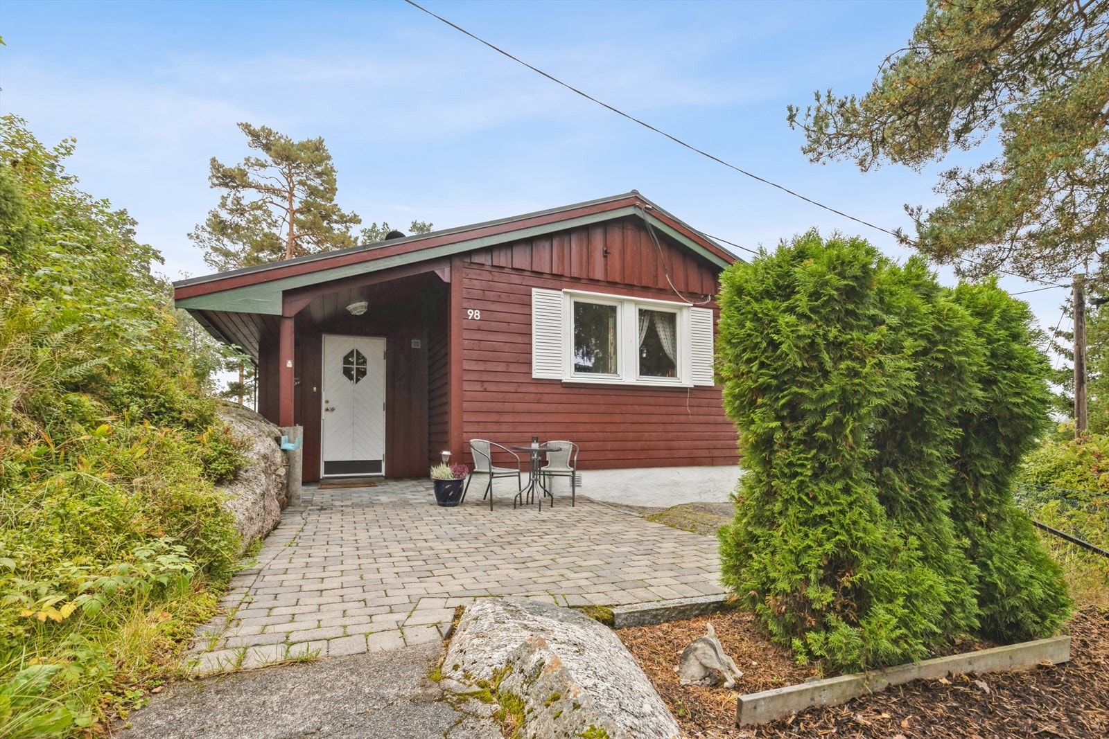 Pent inngangsparti belagt med belegningsstein. Hytten er godt vedlikeholdt gjennom årene. Galleribilde