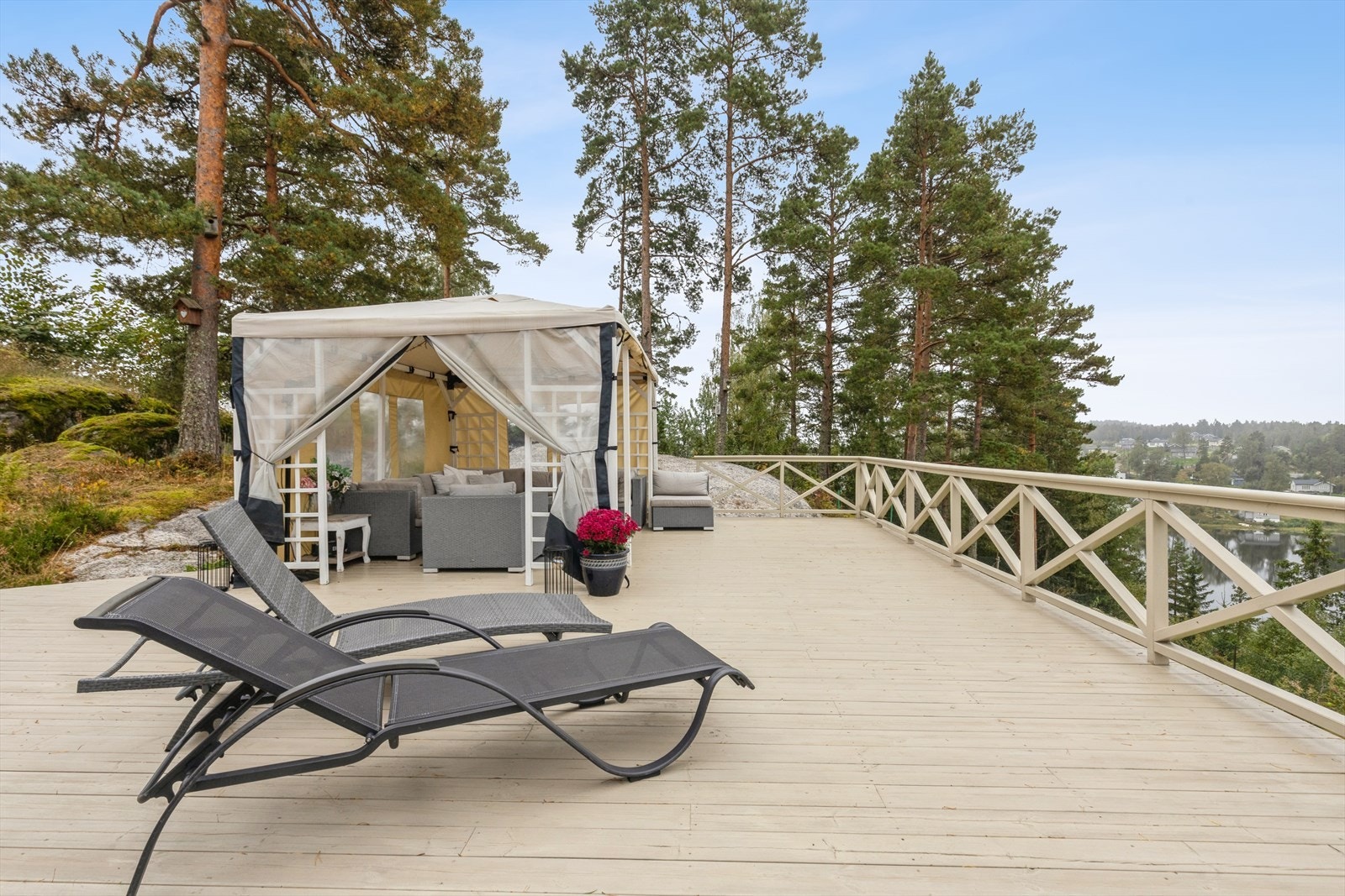 Fritidsbolig med en sydvestvendt terrasse på 93 m² fordelt over to plan. kort vei til badeplasser ved Lyseren. Galleribilde