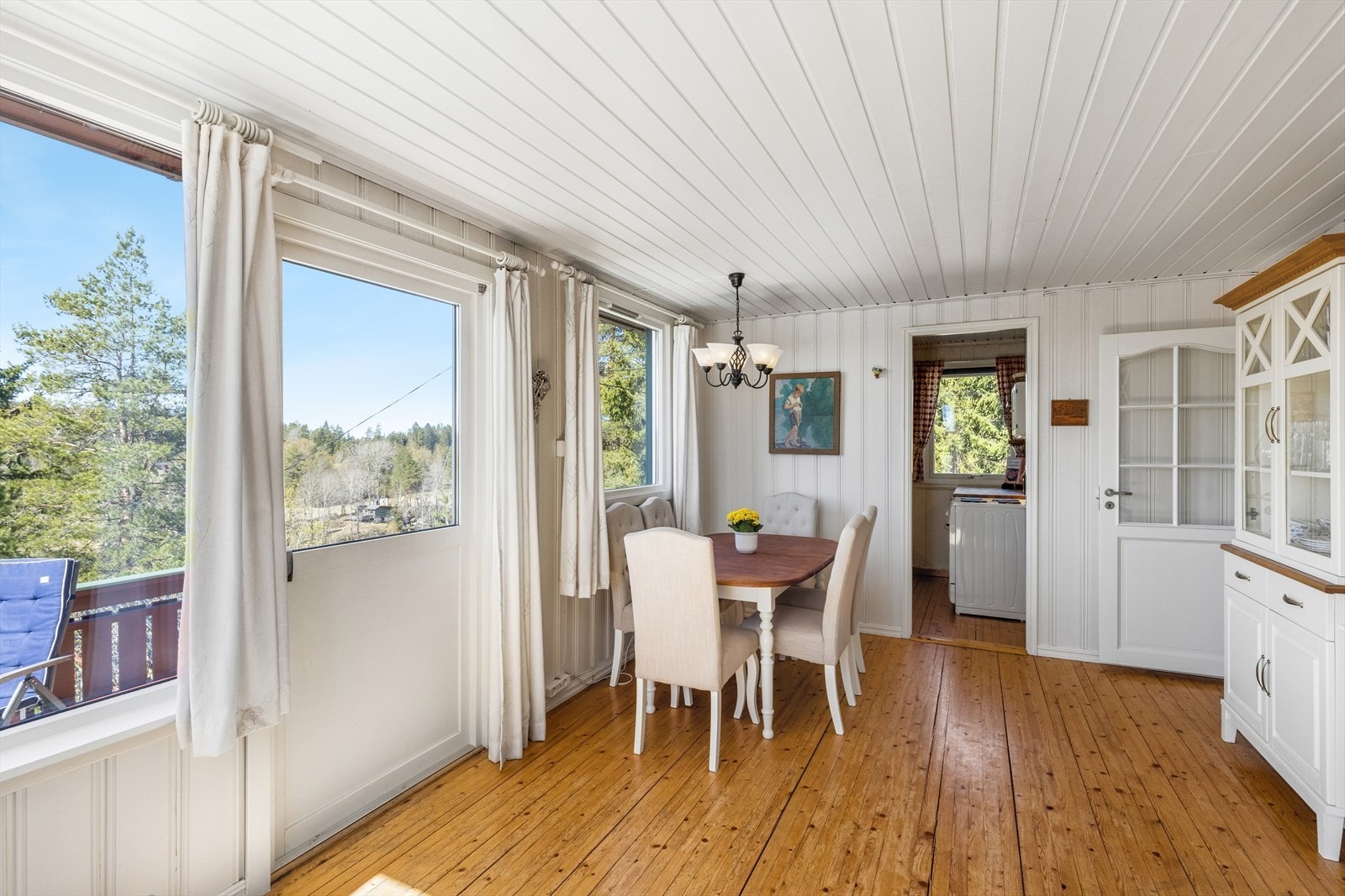 Stuen har plass til spisebord, oppbevaringsskap og sofa. Galleribilde