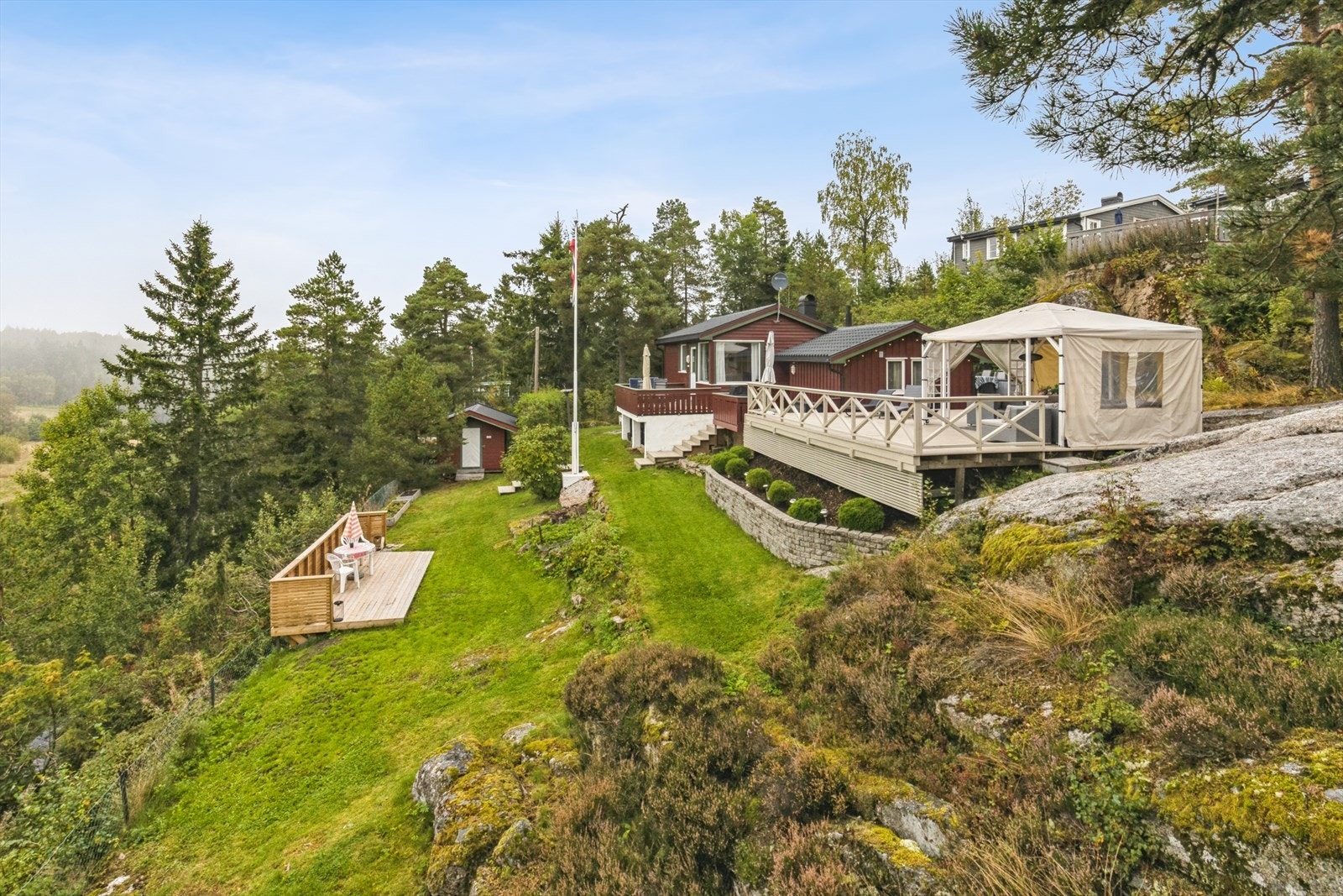 Eiendommen inkluderer også en frittstående redskapsbod fra 2008. Galleribilde