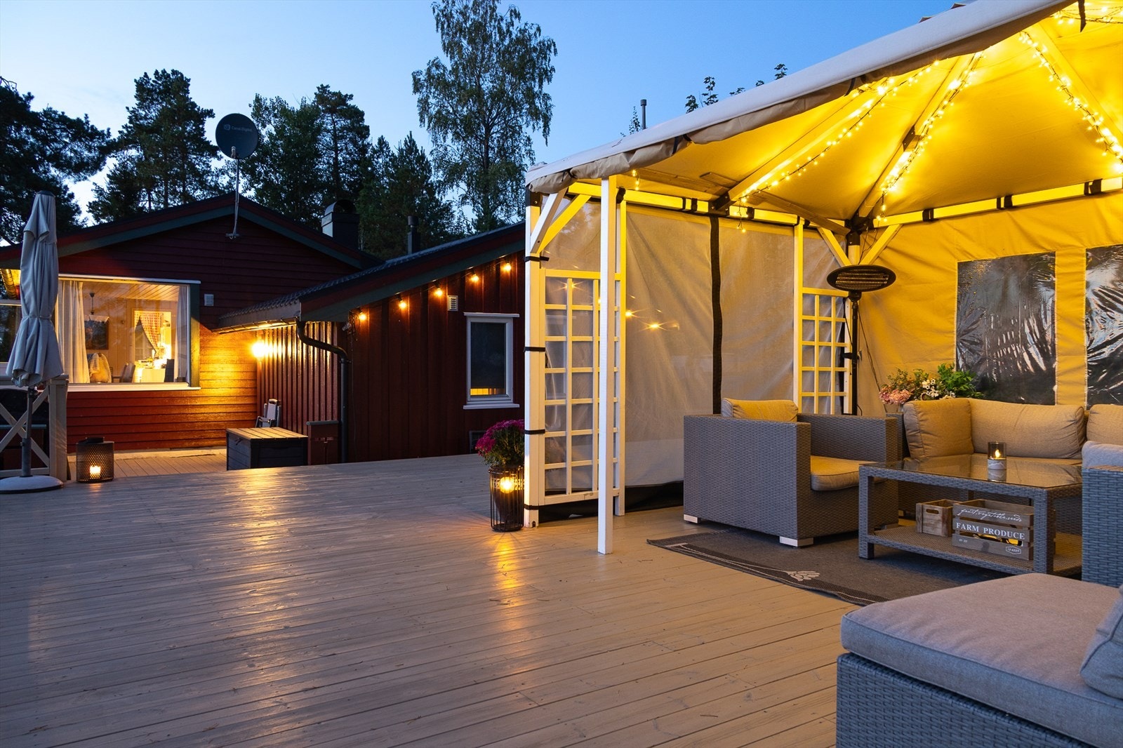 En stor terrasse som utgjør en flott ramme på sene sommerkvelder. Galleribilde