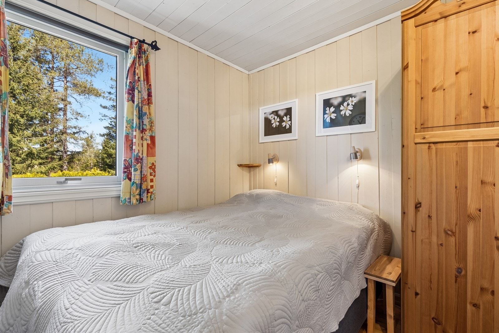Det tredje soverommet har også malt panel og vindu ut mot naturen. Galleribilde