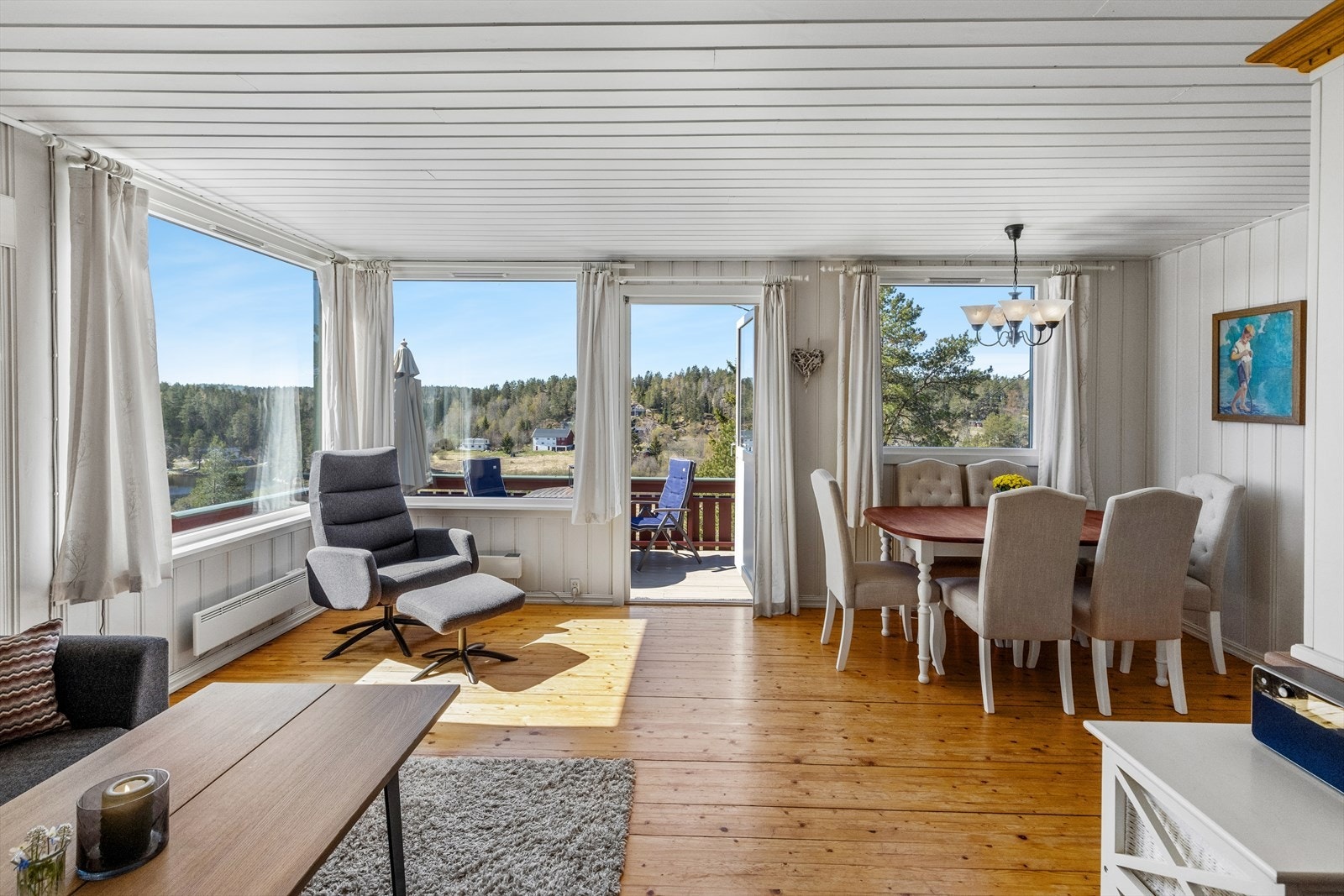 De store vindusflatene gir en god forbindelse mellom inne- og uteområdene. Galleribilde