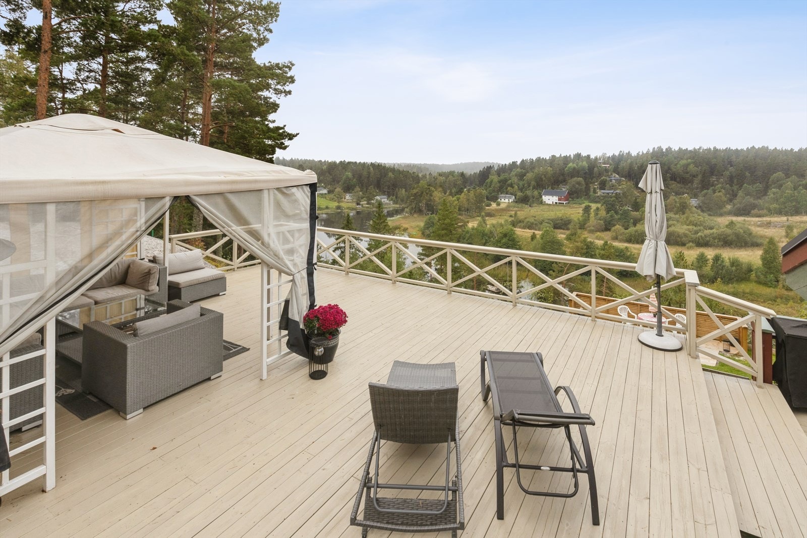 Fra terrassen er det en flott utsikt utover nærområdet og vannet. Galleribilde