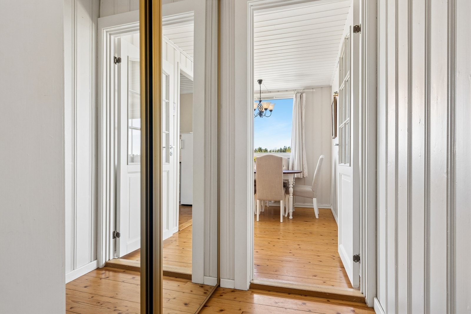 Praktisk skyvedørsgarderobe i gangen. Galleribilde