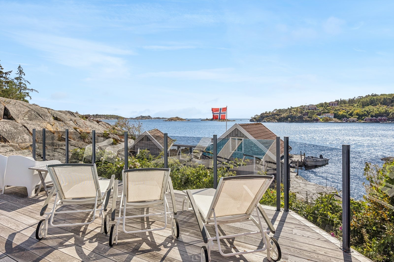 Fra eiendommen er det vid utsikt mot havet og skjærgården mellom Torsøya og Østre Randøya. Galleribilde