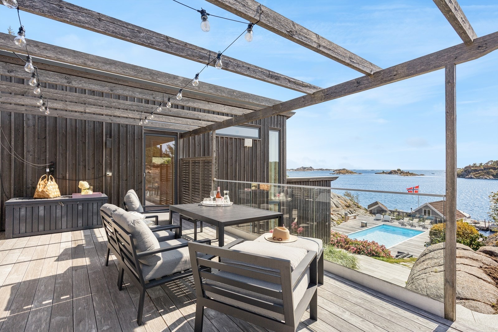 Terrassen i 2. etg. er romslig og lun med rekkverk i glass. Galleribilde