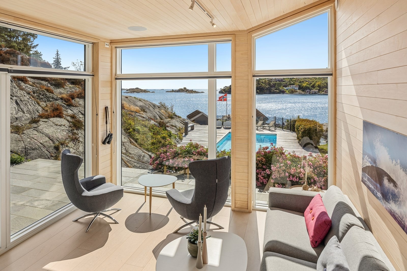 Nedre del av stuen med utsikt til havet. Galleribilde