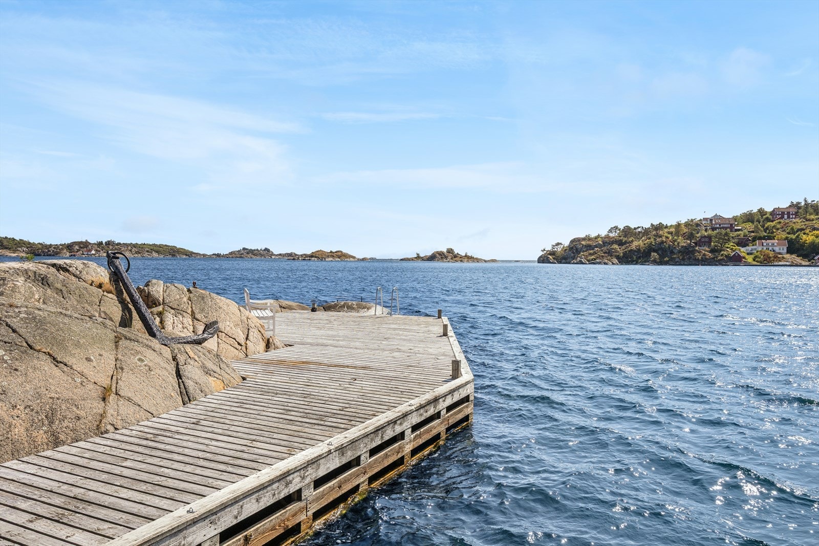 Bryggeanlegg med god dybde og mulighet for fortøyning av større båter. Galleribilde