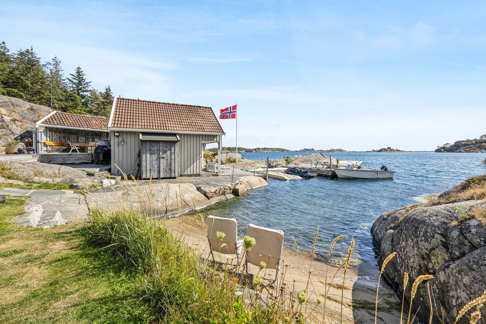 Innerst i bukta er det en fin sandstrand for de minste. Galleribilde