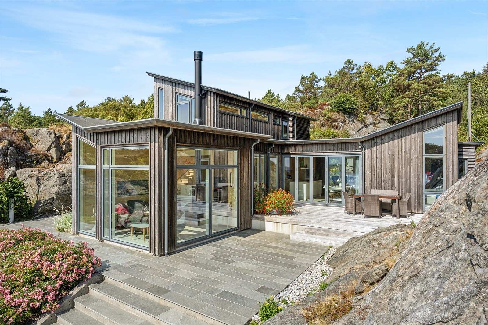 Den flotte hytta som er tegnet av Arkitekt Haarklau er tilpasset terrenget og har en gjennomtenkt planløsning med bla. havutsikt fra de fleste rom. Galleribilde