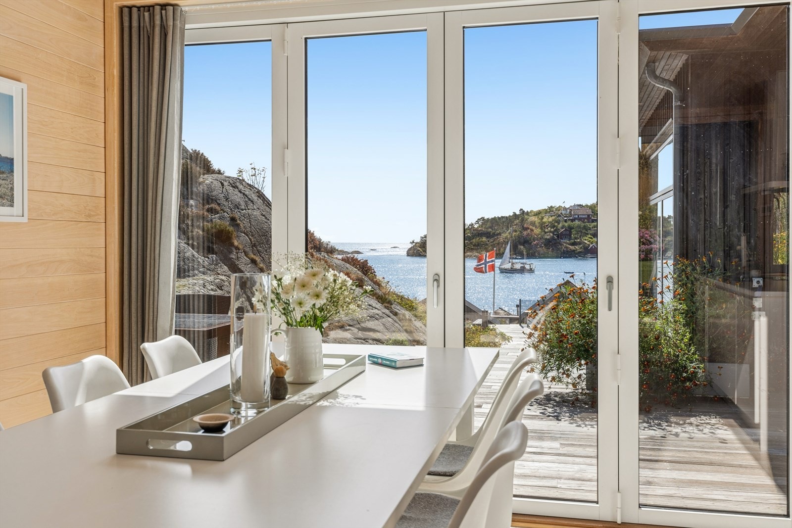 Spiseplassen på kjøkkenet med utsikt til Randøysund og havet. Utgang til terrasse via foldedør. Galleribilde