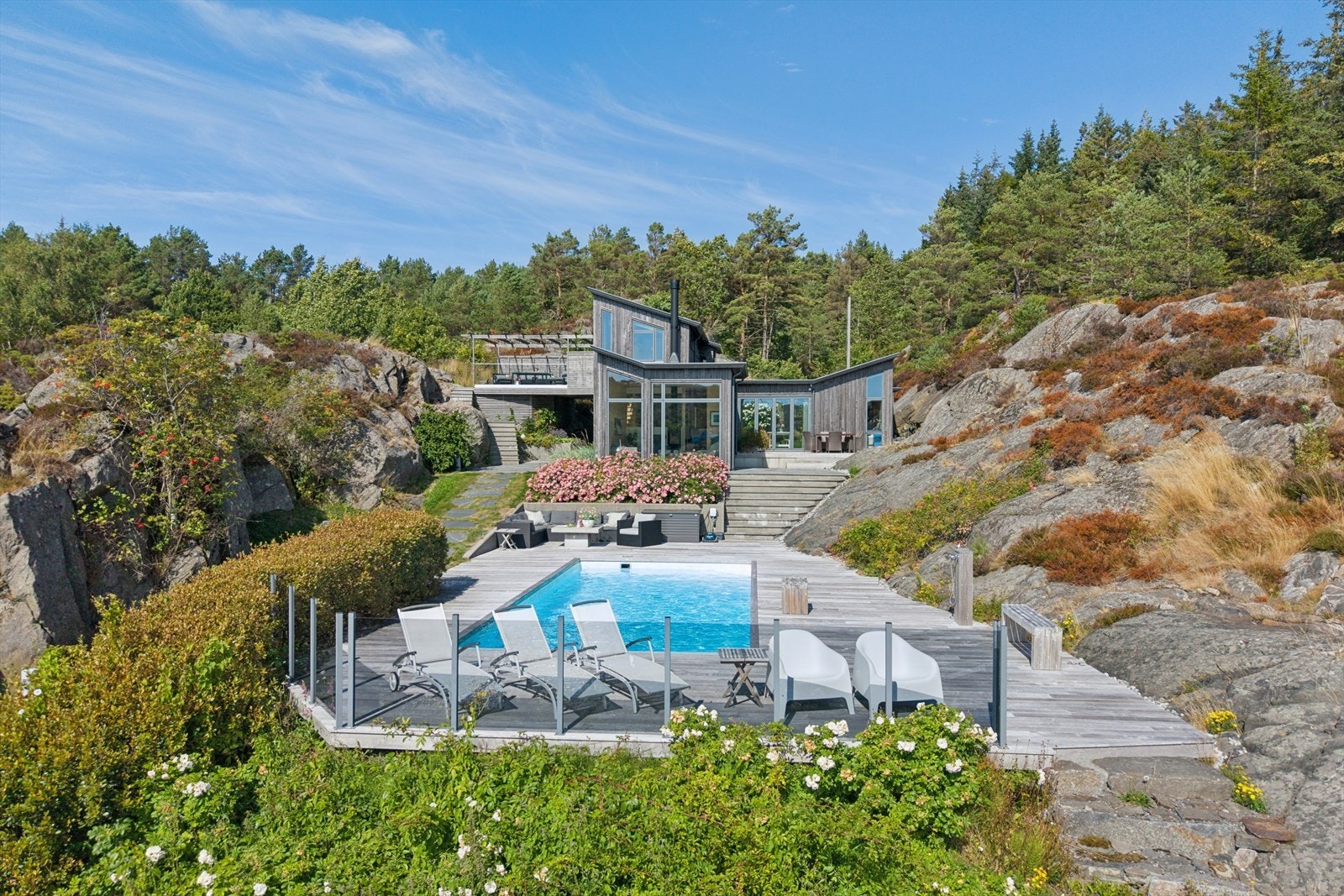 Hytten er tegnet av Arkitekt Haarklau og "faller" fint inn i terrenget. Det er flere fine uteplasser rundt på eiendommen, og man finner alltid et lunt sted. Galleribilde