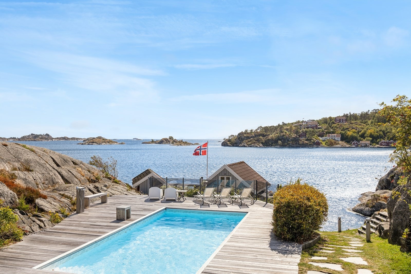 Vid utsikt utover leia og havet fra terrassen i 2.etg. Galleribilde