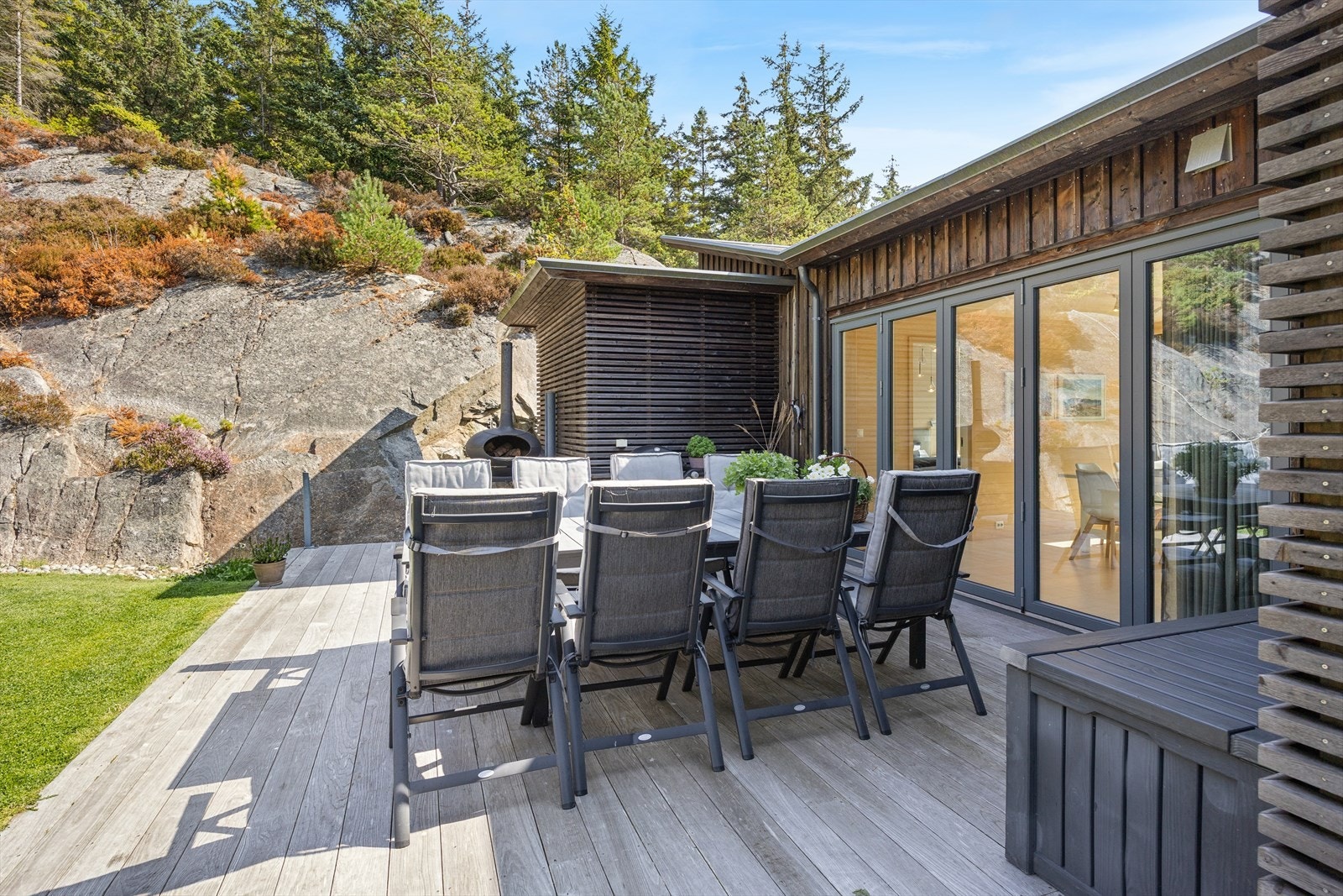 Terrasse på baksiden av hytten. Galleribilde