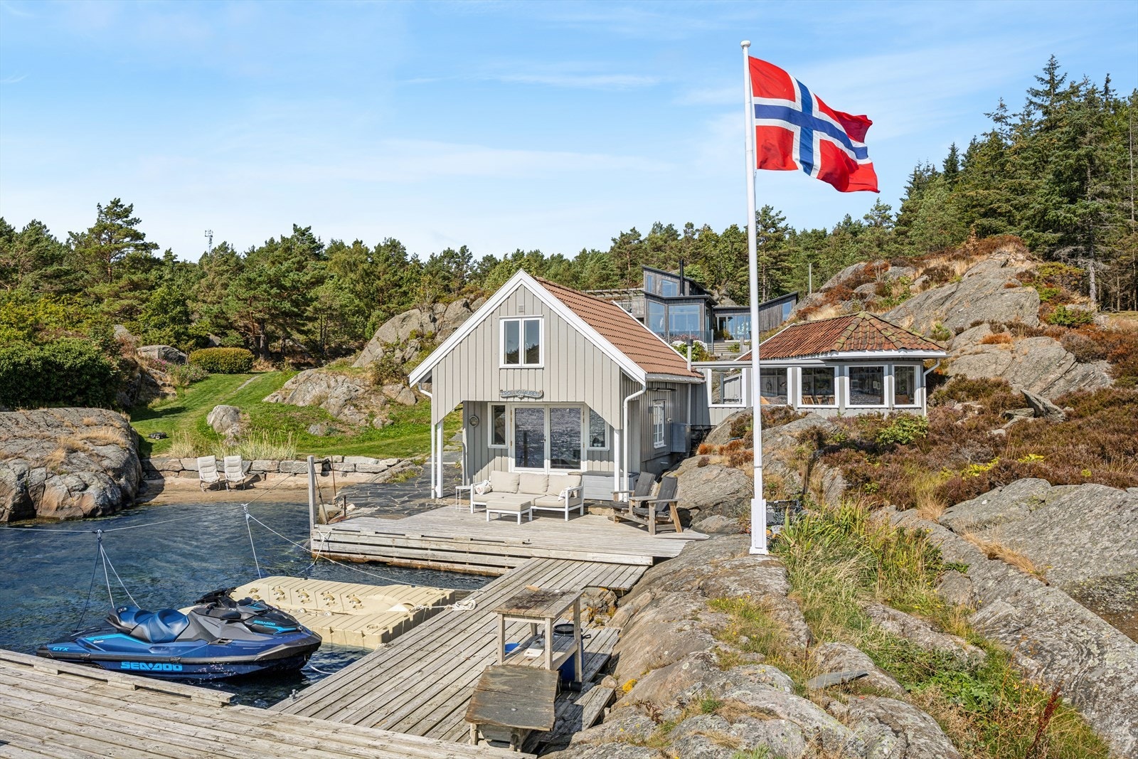Romslig sjøbu over 2 plan og et stort bryggeanlegg med god dybde og plass til fortøyning av flere båter. Galleribilde