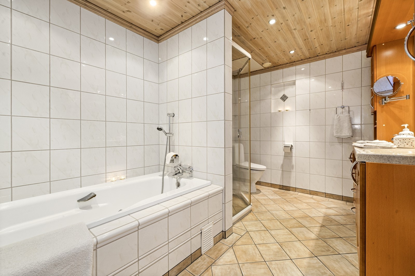 Badet er trolig fra tidlig 2000-tallet. Badet er som resten av leiligheten, godt vedlikeholdt. Galleribilde