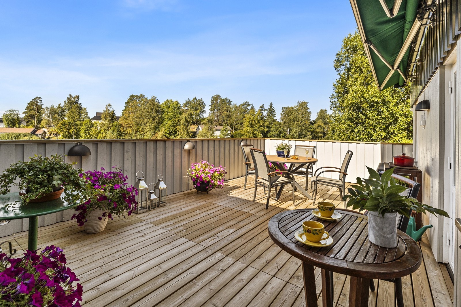 Terrassen er romslig, på 26 m2 og er vestvendt. Galleribilde