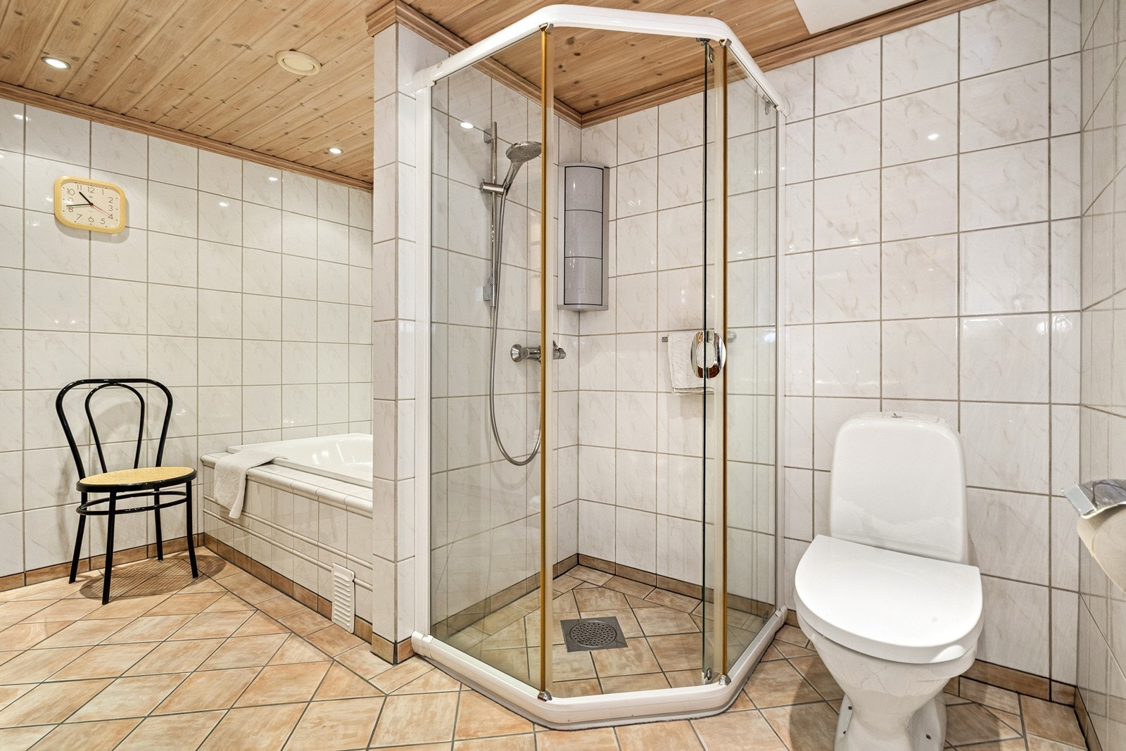 Innredningen består av badekar, Walk-in dusj, WC og sjenk med oppbevaring og dobbel servant Galleribilde