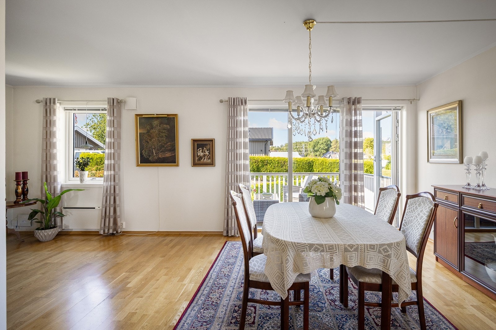 Innendørs møter du en komfortabel, tidløs bolig med hvite flater, eikeparkett og åpne siktlinjer. Galleribilde